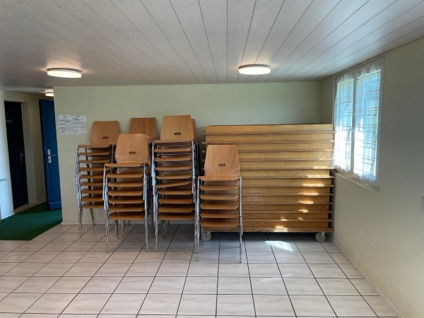 Stühle im Schützenhaus